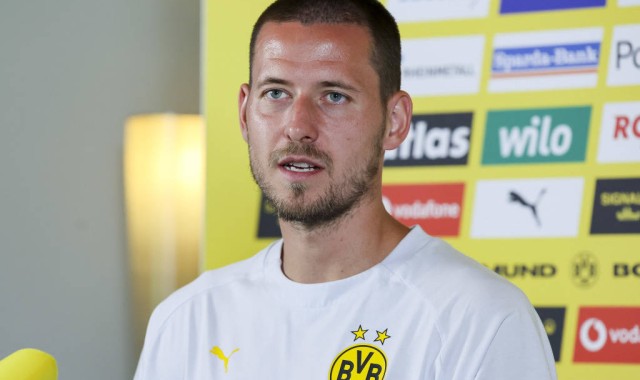 德甲球队多特蒙德球员瓦尔德马尔·安东接受媒体访问
        
    德甲球队多特蒙德球员瓦尔德马尔·安东接受媒体访问