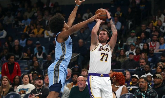 东契奇44+12+6里夫斯21+4+4 NBA杯湖人擒灰熊